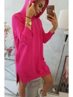 Šaty s kapucňou a dlhším chrbtom fuchsiovej farby