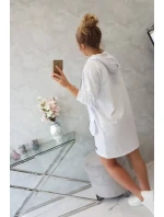 Šaty s kapucňou bielej
