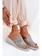 Klapki Damskie Na Koturnie Z Zamkiem Zwierzęcy Wzór Beżowe Irriva