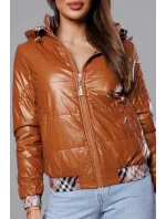 Krátka dámska bunda v karamelovej farbe s ozdobným lemovaním (B8030-14) Krátka dámska bunda v karamelovej farbe s ozdobným lemovaním (B8030-14)