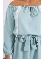 Šaty s odhalenými ramenami a čipkou tmavo mätovej farby Šaty s odhalenými ramenami a čipkou tmavo mätovej farby