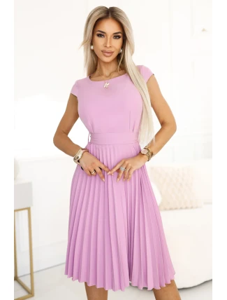 311-18 LILA Klasické plisované šaty s krátkymi rukávmi a opaskom - WRZOSH