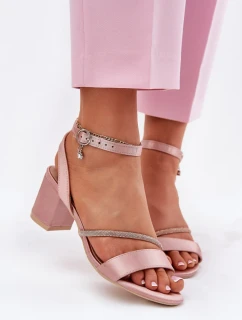 Sandále na podpätku model 213010 Vykročte štýlovo