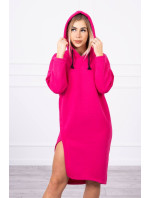 Šaty s kapucňou a bočným rozparkom vo fuchsiovej farbe