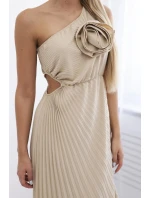 Plisované šaty s kvetom svetlo béžovej farby