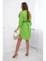 Šaty s dlhším chrbtom a pásom svetlozelenej farby