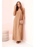 Dlhé šaty bez ramienok svetlej ťavej farby