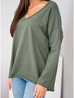 Dámska bavlnená oversized blúzka s výstrihom do V a predĺženým zadným dielom v khaki farbe Dámska bavlnená oversized blúzka s výstrihom do V a predĺženým zadným dielom v khaki farbe