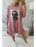 Šaty s potlačou a rozšírenou spodnou časťou tmavo ružové