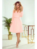 ISABELLE - Plisované dámske šaty v broskyňovej farbe s dekoltom a dlhými rukávmi 313-2