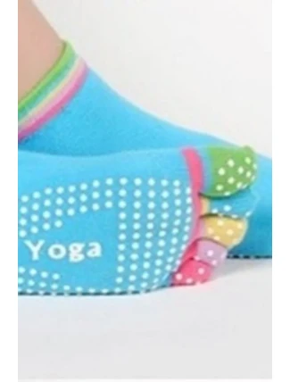 FARBA PONOŽIEK NA NOHÁCH NA JOGU