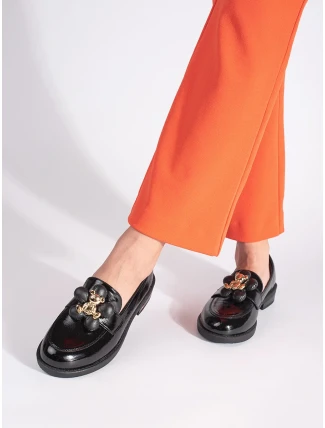 Praktické dámske čierne mokasíny na plochom podpätku Praktické dámske čierne mokasíny na plochom podpätku