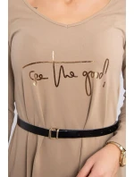 Šaty s ozdobným pásikom a nápisom camel Šaty s ozdobným pásikom a nápisom camel