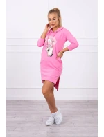 Šaty s dlhším chrbtom a farebnou svetlo ružovou potlačou