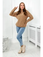 Sveter položený cez hlavu v diamantoch Ťava