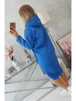 Šaty s kapucňou a bočným rázporkom nevädzovo modrej Šaty s kapucňou a bočným rázporkom nevädzovo modrej