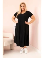 Dámske plus size šaty s krátkymi rukávmi a volánom z ľahkej viskózy čiernej farby Dámske plus size šaty s krátkymi rukávmi a volánom z ľahkej viskózy čiernej farby