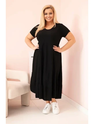 Dámske plus size šaty s krátkymi rukávmi a volánom z ľahkej viskózy čiernej farby Dámske plus size šaty s krátkymi rukávmi a volánom z ľahkej viskózy čiernej farby