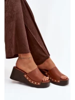 Dámské nazouváky na platformě se zlatými přezkami camel Arionne