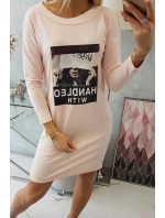 Rukoväť s púdrovo ružovými šatami s potlačou