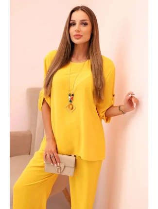 Dámska súprava s blúzkou s náhrdelníkom a širokými nohavicami žltá Dámska súprava s blúzkou s náhrdelníkom a širokými nohavicami žltá