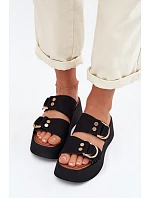 Dámske sandále na platforme so zlatými prackami Black Nelirae Dámske sandále na platforme so zlatými prackami Black Nelirae
