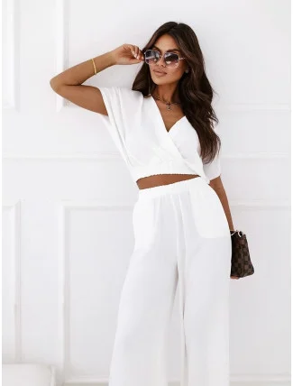 Biela dámska súprava - skladací obálkový top a široké nohavice (8178) Biela dámska súprava - skladací obálkový top a široké nohavice (8178)