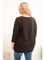 Dámska blúzka v nadmernej veľkosti z bavlny s ozdobnými gombíkmi a vyhrnutými rukávmi hnedej farby Dámska blúzka v nadmernej veľkosti z bavlny s ozdobnými gombíkmi a vyhrnutými rukávmi hnedej farby