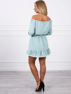 Šaty s odhalenými ramenami a čipkou tmavo mätovej farby