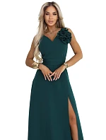 669-1 Romantické maxi šaty s kvetom na ramene a rozparkom - fľaškovo zelené