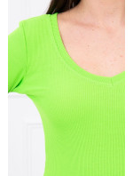 Priliehavé šaty so zeleným neónovým výstrihom