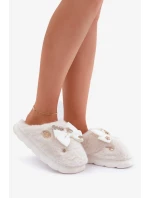 Papuče z umelej kožušiny s mašľou a brošňami White Annalira Papuče z umelej kožušiny s mašľou a brošňami White Annalira