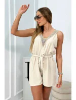 Krátky overal s ozdobnou čipkou béžovej farby