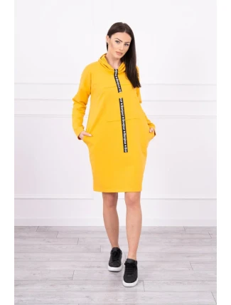Horčicové šaty s kravatou
