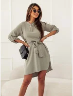 Elegantné šaty v khaki farbe s otvoreným výstrihom (013)