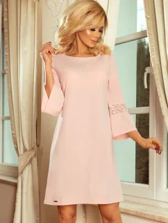 Dámske šaty v pastelovo ružovej farbe s čipkou na rukávoch model 5917659