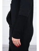 Šaty s ozdobnými volánikmi a kapucňou čiernej farby