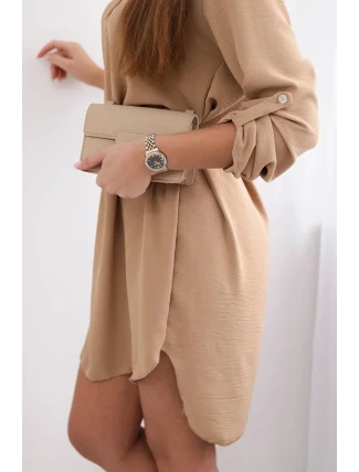 Šaty s dlhším chrbtom a pásom béžovej farby