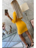 Priliehavé šaty s oranžovým neónovým výstrihom