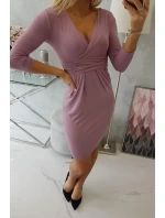 Priliehavé šaty s prestrihom pod prsiami tmavo ružové