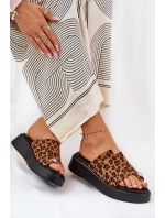 Klapki Damskie Na Platformie I Niskim Koturnie Z Ozdobnym Detalem Panterka Brązowe Saqesse