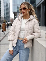 Krátka dámska prešívaná bunda s kapucňou, svetlosivá, FashionStreet TY5765 Krátka dámska prešívaná bunda s kapucňou, svetlosivá, FashionStreet TY5765