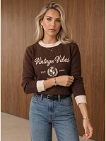 Dámsky sveter s potlačou Vintage Vibes v čokoládovej farbe FashionStreet MY2633 Dámsky sveter s potlačou Vintage Vibes v čokoládovej farbe FashionStreet MY2633
