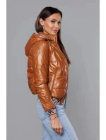Krátka dámska bunda v karamelovej farbe s ozdobným lemovaním (B8030-14) Krátka dámska bunda v karamelovej farbe s ozdobným lemovaním (B8030-14)