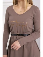 Šaty s ozdobným pásikom a nápisom mocca