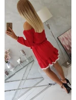 Šaty s odhalenými ramenami a čipkou červenej farby