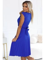 311-16 LILA Plisované šaty s krátkymi rukávmi a opaskom - CHABROW