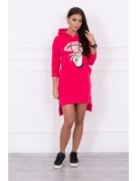 Šaty s dlhším chrbtom a farebnou potlačou fuchsiovej farby