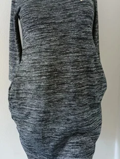 Dámske svetrové šaty 84282 tmavo šedá žíhaná - Moon