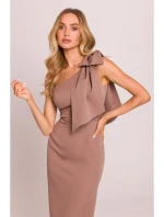 M847 Šaty na jedno rameno s mašľou - mocca